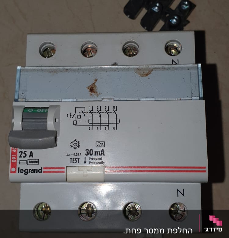 מפסק חשמלי עם ברגים ומחבר